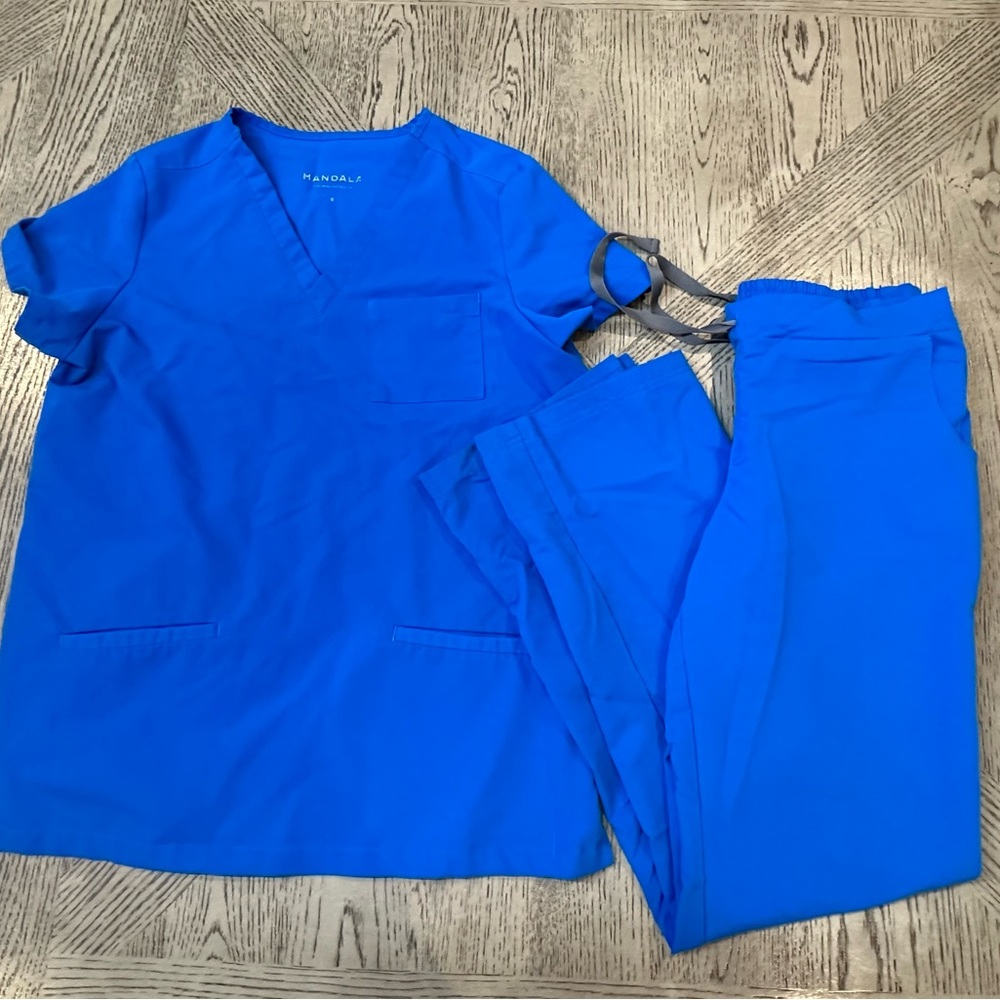 Women’s medical scrubs. Top: S, bottoms: XS